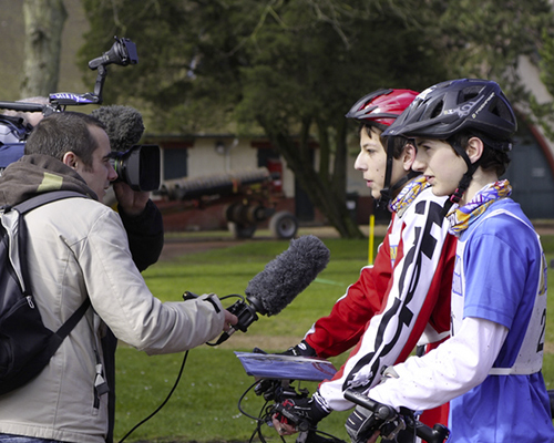 deux ados qui ont participé au touquet raid pas de calais se font interviewé pour la télé régionale.